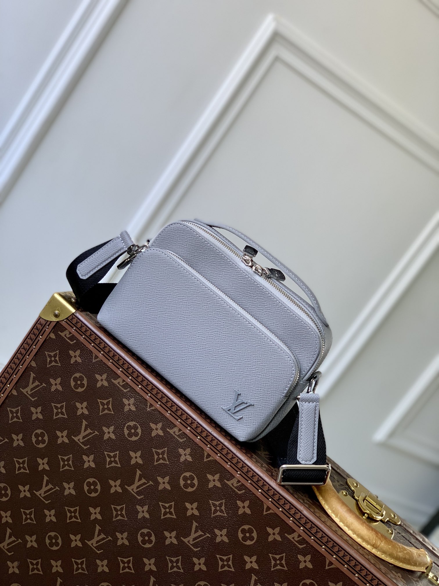 l0*is V*t0n avenue bag-22.5 x 15.5 x 7.5cm