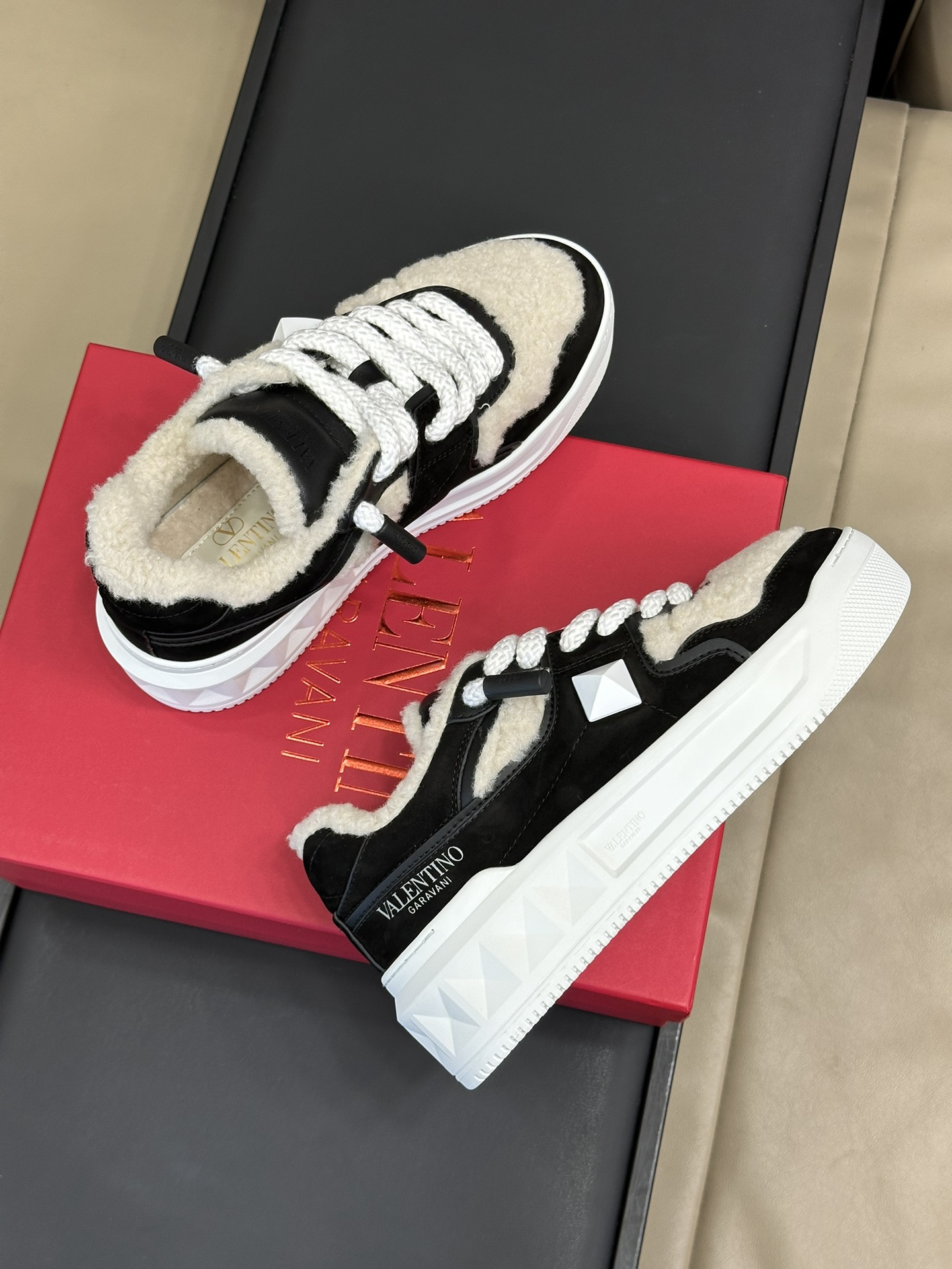 Va1e*ntin0 sneakers