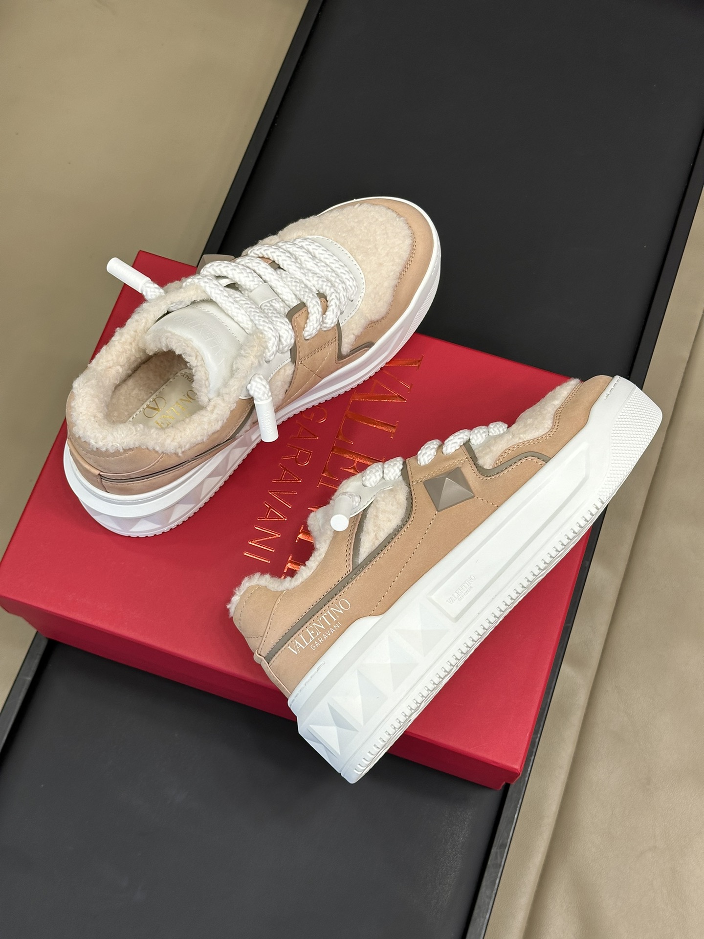 Va1e*ntin0 sneakers