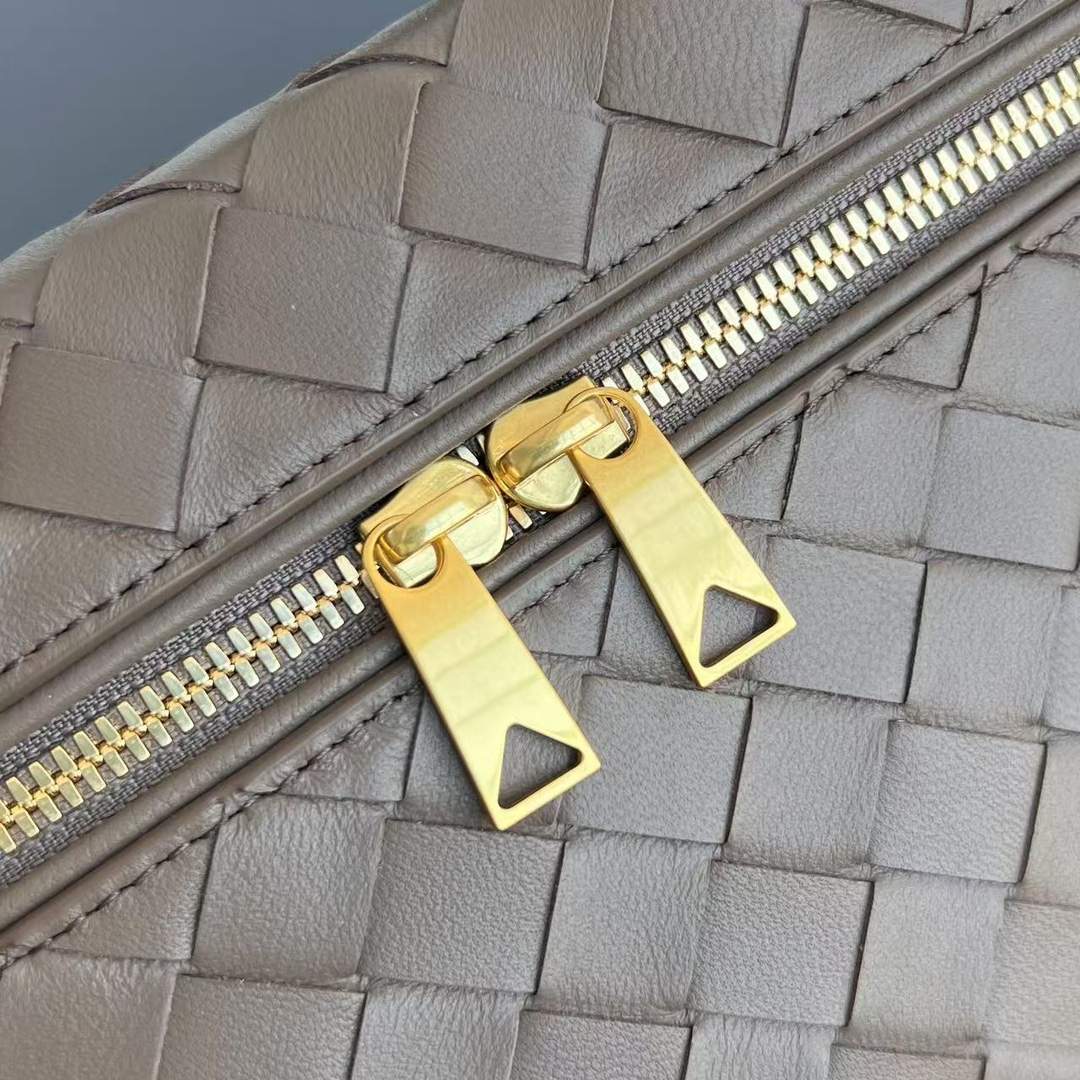 b0tt*ga Ven*ta vanity case bag-22x12.5x5cm