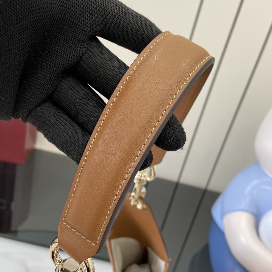 Gvc*1 body shoulder bag-42*36*2cm