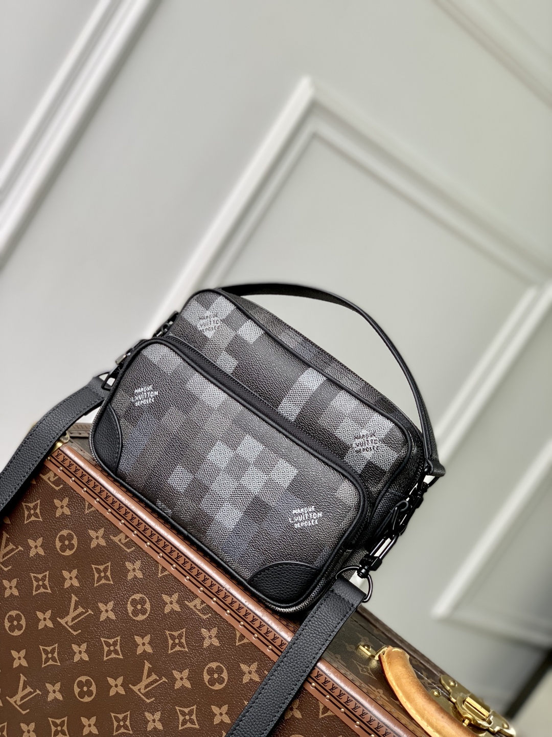 l0vis Vvtt0n nil messenger bag-25 x 17.5 x 11cm