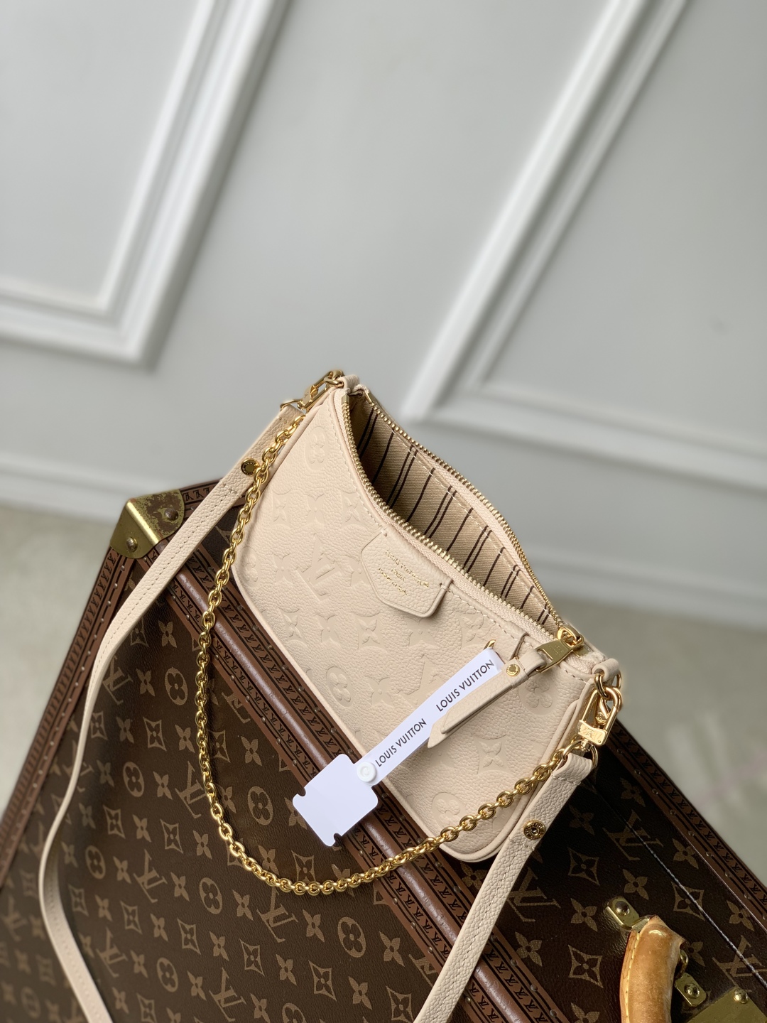 l0vis Vvtt0n easy pouch on strap-19x11.5x3cm
