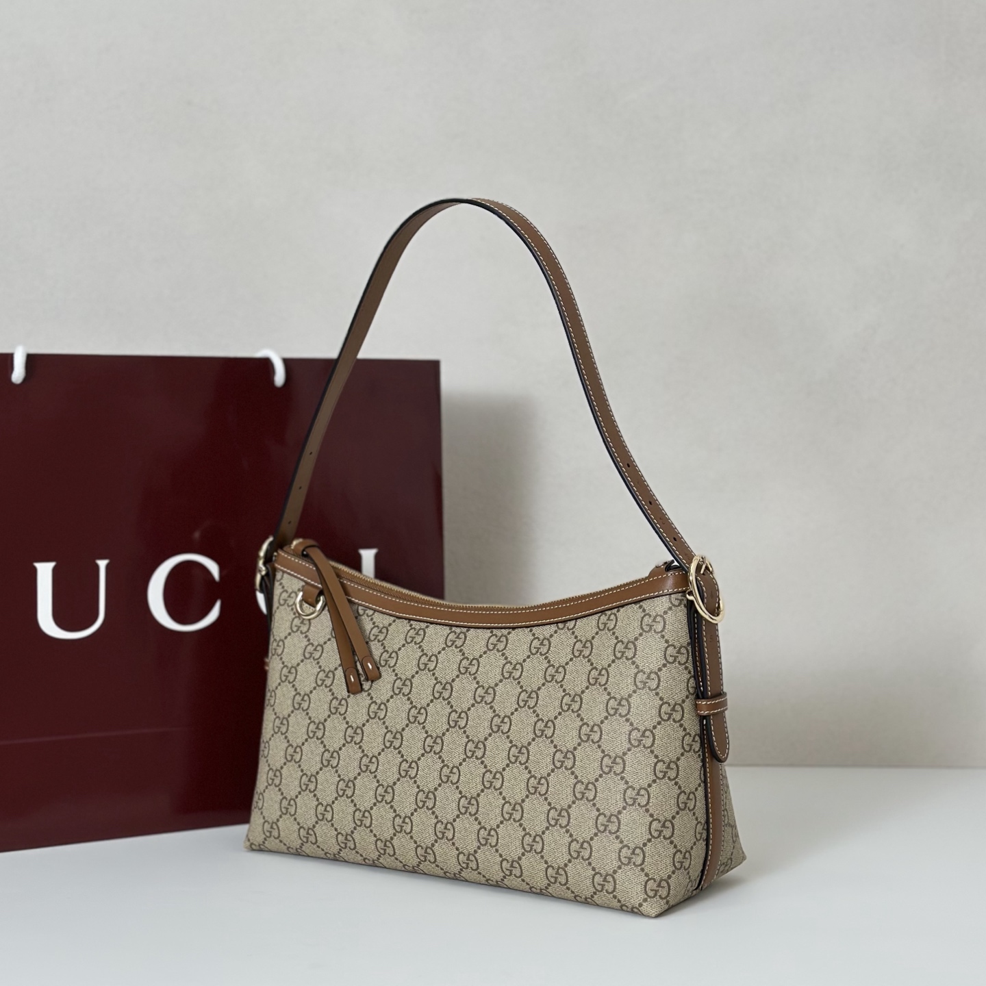 Gvc*1 medium emblem shoulder bag-30*19*11cm